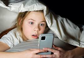 подросток с телефоном